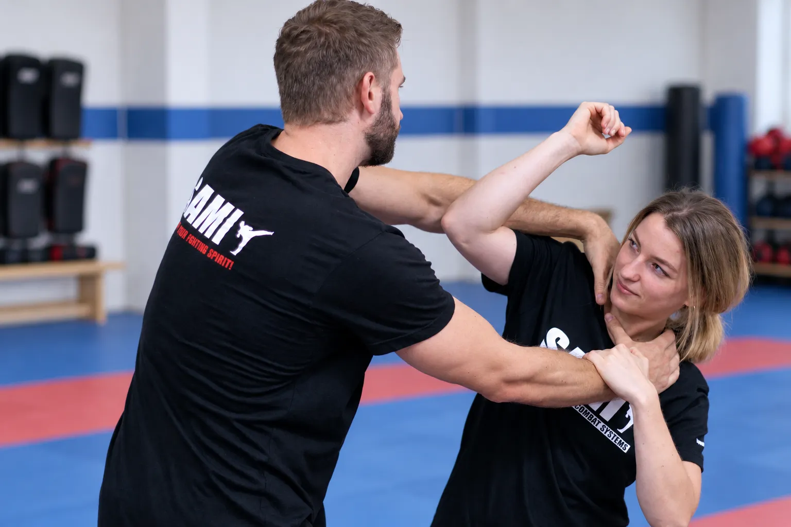 Partnerübung im Krav Maga: Abwehr eines Angriffs mit erhobenem Arm