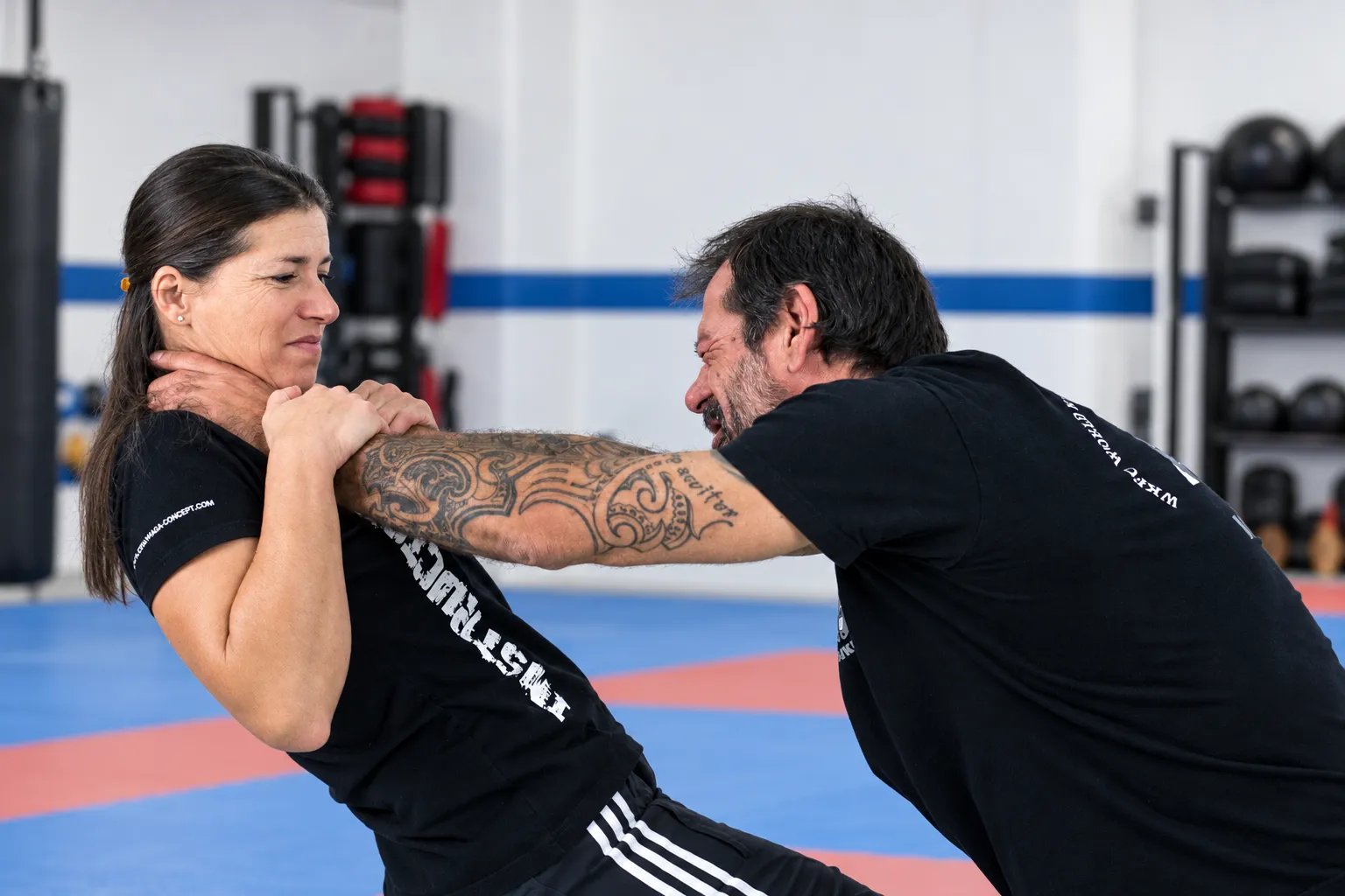 Partnerübung im Krav Maga: Befreiung aus einem Griff am Hals