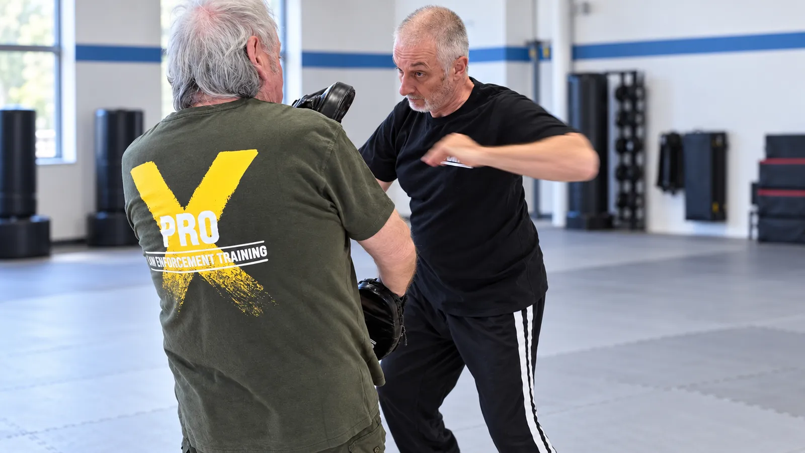 Zwei ältere Männer üben eine Technik im Partnertraining